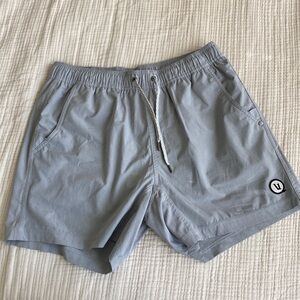 Vuori Men’s Kore Short 5” size Medium